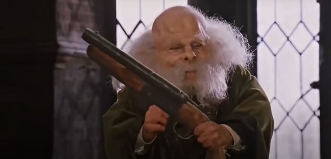 Profesor Flitwick con una escopeta