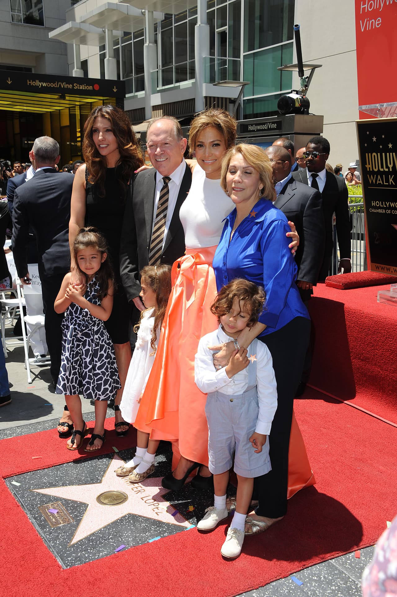 JLo no solo le rindió homenaje a él el pasado fin de semana. También a
<b><a href="https://www.univision.com/famosos/jlo-y-ben-affleck-se-comprometen-anillo-diamantes" target="_blank">su prometido Ben Affleck. </a></b>
<br>