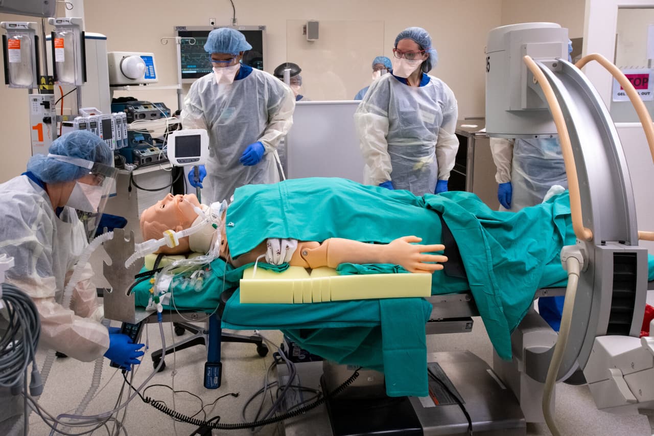 Durante la práctica, los trabajadores de la salud realizaron inventario de equipos y recursos en las salas de atención. Así como el protocolo a seguir al momento de recibir múltiples casos en las salas de emergencias.