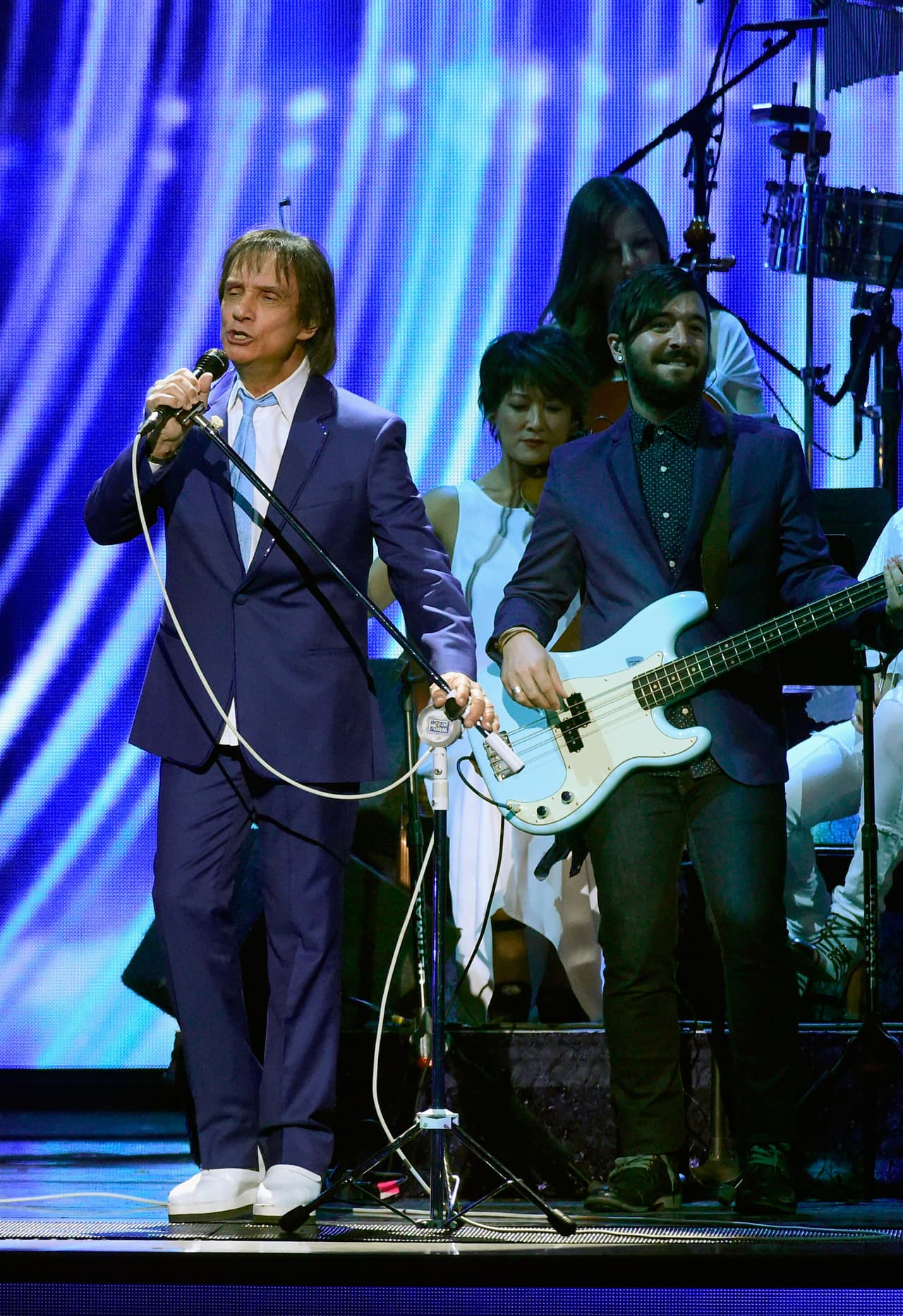 ¡Roberto Carlos necesita aplausos estando de pie!