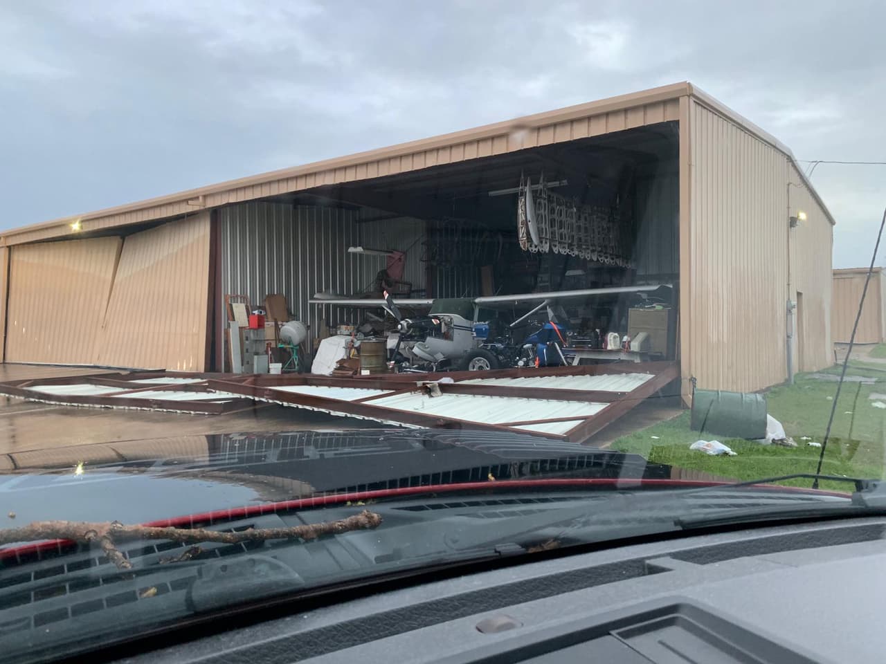 La puerta de este almacén no resistió los vientos de tormenta.