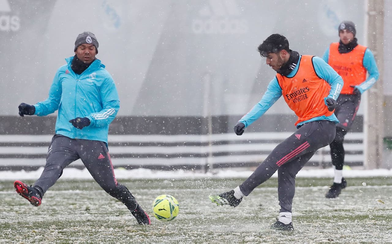 El Real Madrid preparó su próximo duelo contra Osasuna entrenando en la Ciudad Real Madrid bajo una tremenda nevada.