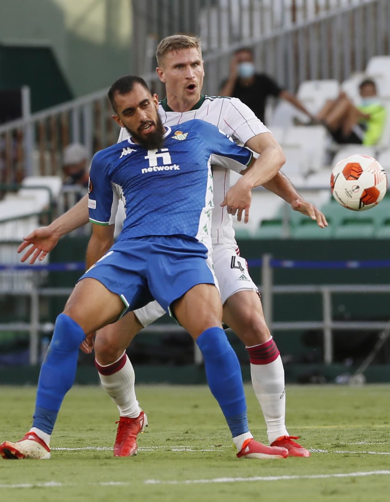 El Real Betis remonta y gana el partido ante el Celtic 4-3, enla primera jornada de la fase de grupos de la Liga Europa que se llevó a cabo en el Benito Villamarín de Sevilla. Albian Ajeti (13') y Josic Juranovic (27') ponían arriba al equipo visitante, pero los béticos reaccionaron y fueron Juan Miranda, Juanmi Jimenez con doblete y Borja Iglesias quienes le dieron la victoria al local. Tony Ralston le dio el tercero al 87'.