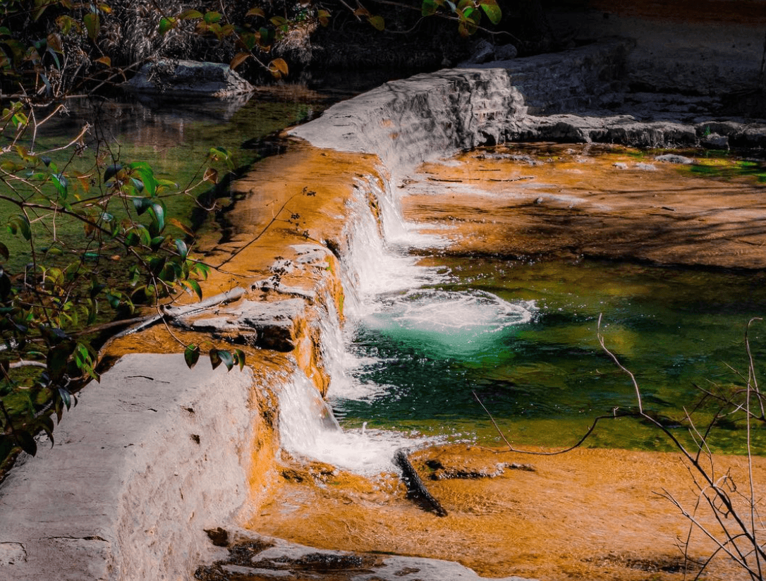 <a href="https://www.austintexas.org/austin-insider-blog/post/your-guide-to-navigating-austins-barton-creek-greenbelt/">Barton Creek Greenbelt - </a>Senderismo cerca de Austin