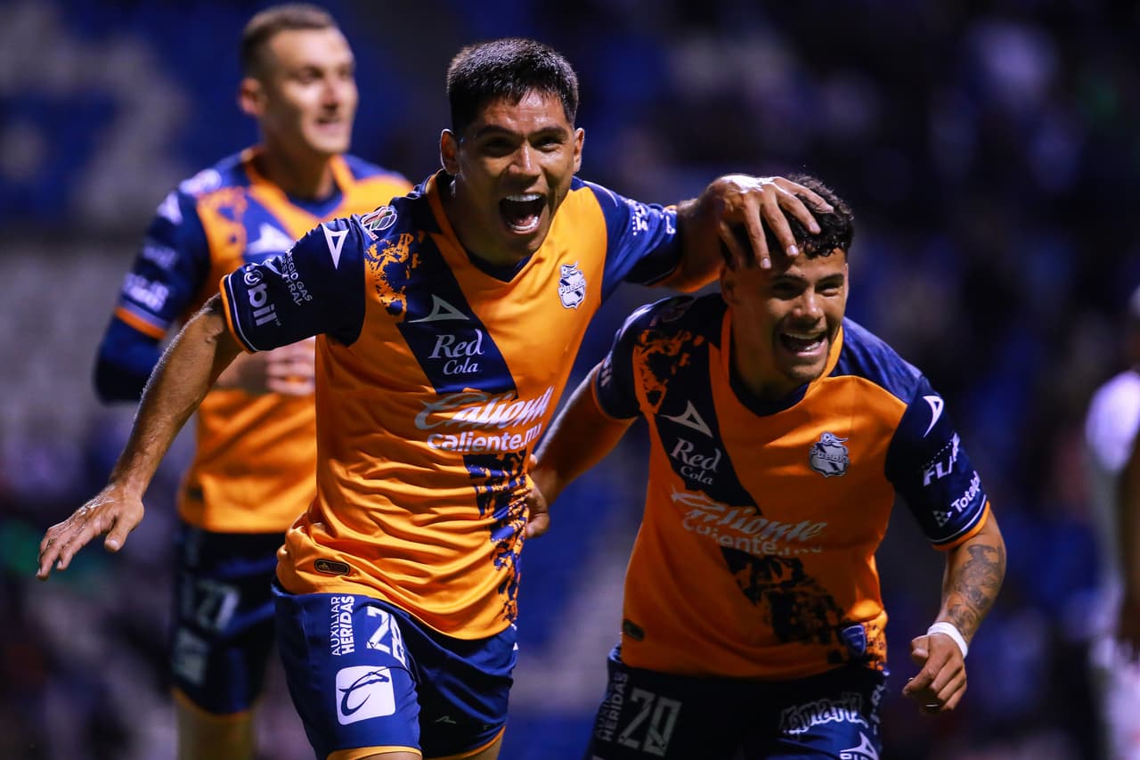 Necaxa evitó la derrota en el inicio de la Jornada 9 ante Puebla con un gol tardío de Agustín Oliveros que silenció el Estadio Cuauhtémoc. La Franja inició ganando con un tanto de Martín Barragán al minuto 15. Pero Facundo Batista encontraría el empate en el amanecer del segundo tiempo. Después Jordi Cortizo daría la vuelta para Puebla con un golazo que fue opacado por la acción de Oliveros.