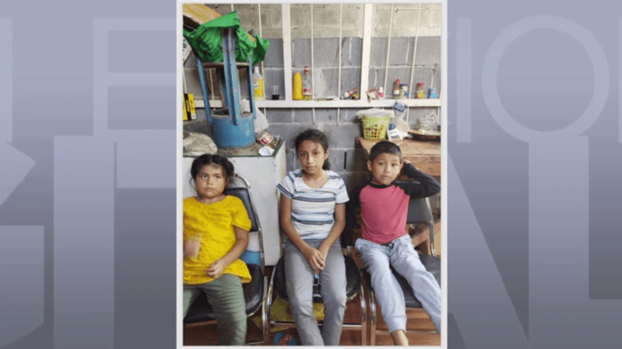 Y un año desde que prácticamente quedaron huérfanos: su papá, fue asesinado en Cancún. Su cuerpo, descuartizado y repartido en bolsas de residuos. Su mamá, detenida y encarcelada a por la justicia mexicana, vinculada a un caso de presunto secuestro y asesinato no relacionado a la muerte de su pareja.