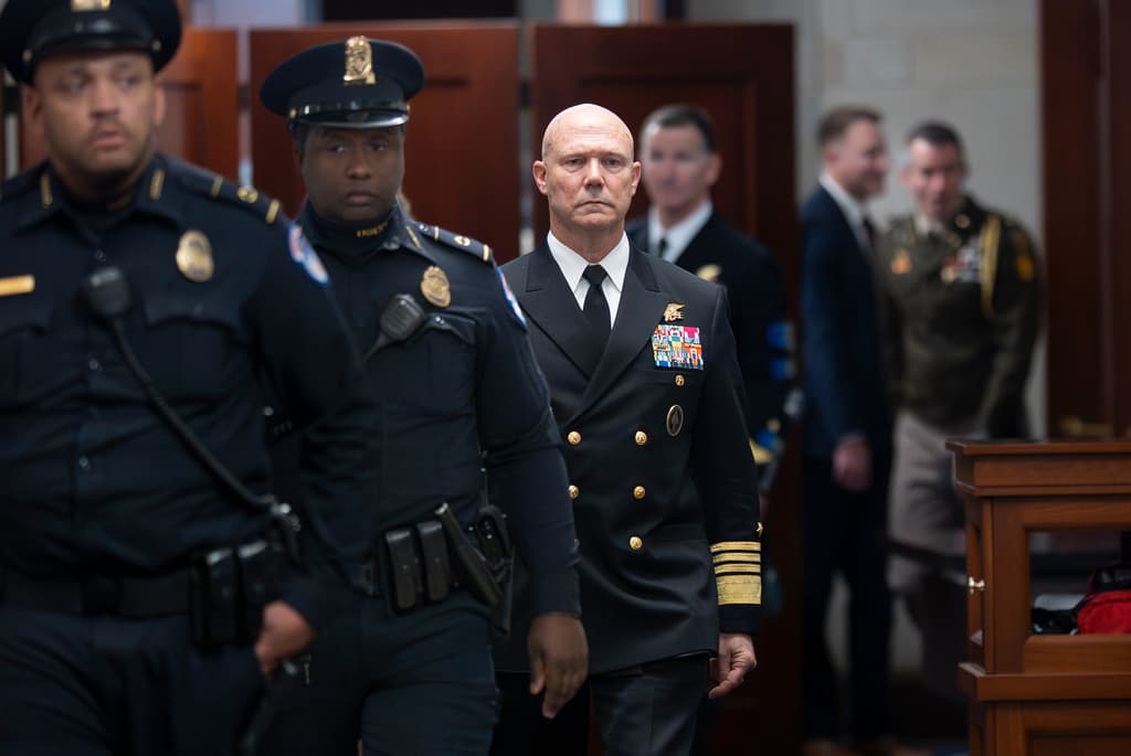 El "preocupante" video del ataque a una supuesta 'narcolancha' que mostró el almirante que ordenó bombardearla