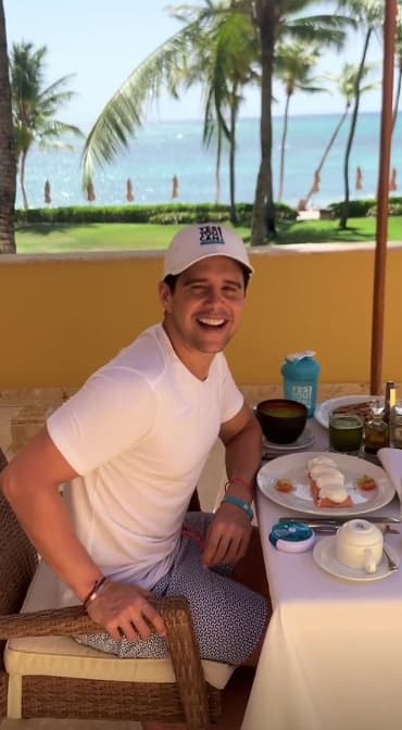 El desayuno lo tomó en la terraza con vista al mar, aquí pudo reflexionar sobre los pasos que dio el último año para alcanzar sus metas más grandes.