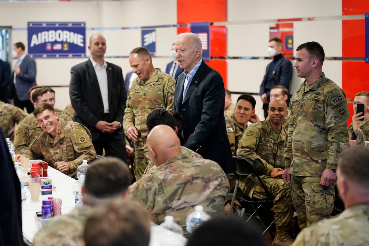 El presidente Joe Biden durante su visita a la 82 División Aérea que se encuentra en Jasionka, Polonia.