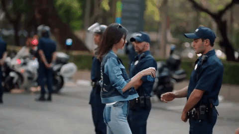 Ya en la marcha, Kendall toma la iniciativa de entregar una Pepsi a uno de los policías que aparentemente retiene la manifestación. Cuando él la acepta, la multitud estalla en júbilo.