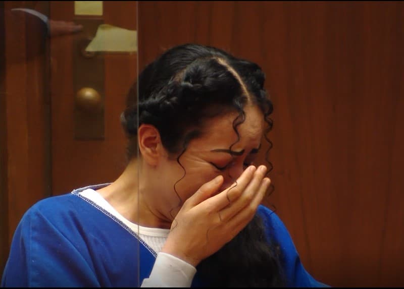 Alondra Ocampo, principal cómplice en el caso de abuso sexual de La Luz del Mundo, llora en su audiencia condenatoria.