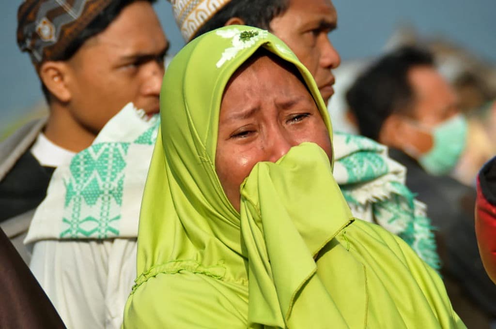 Más de 380 muertos y cientos de heridos por una serie de terremotos seguidos de un tsunami en Indonesia