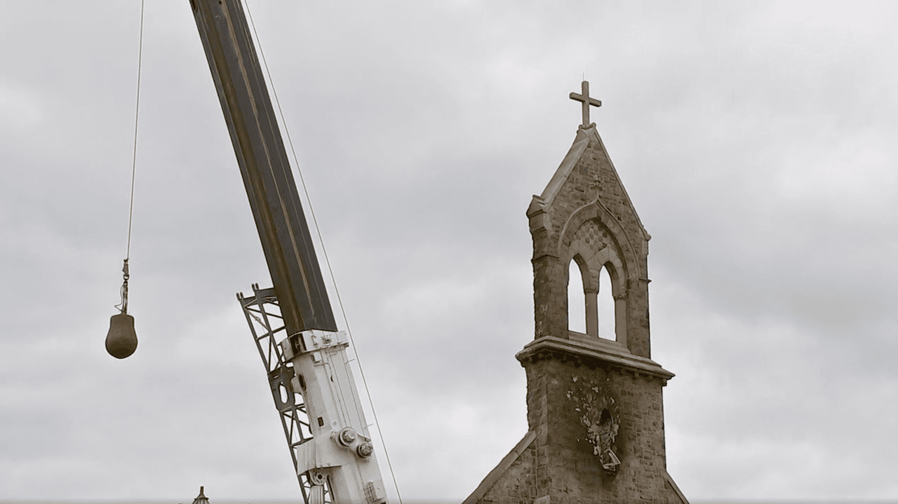 Las brigadas llegaron hasta la cuadra 6600 de Keystone Street para demoler los remanentes de la estructura.