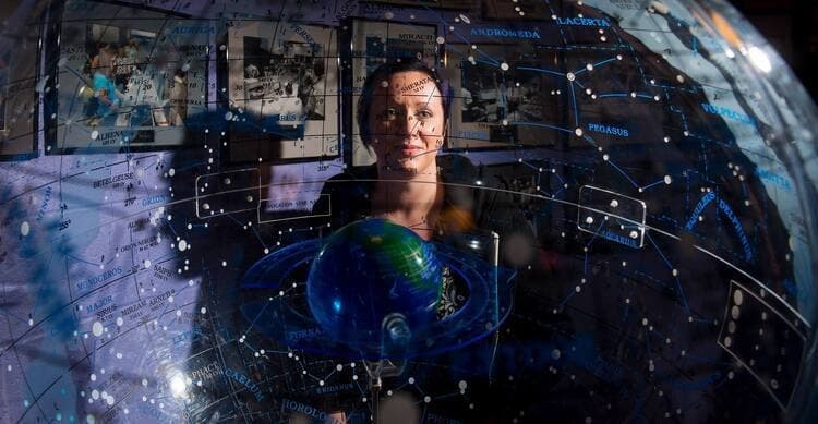 <h3 class="cms-H3-H3">11 de octubre</h3>
<br>
<br>
<b>Space Week 2023: En la sombra de la luna: eclipses solares sobre San Antonio</b>
<br>
<br>📍 Dónde: Trinity University
<br>
<br>⏰ Horario: 18:30 a 20:30 horas
<br>
<br>Aprende sobre los próximos eclipses en San Antonio con la doctora Angela Speck, profesora de astrofísica de la UT en San Antonio.
<br>