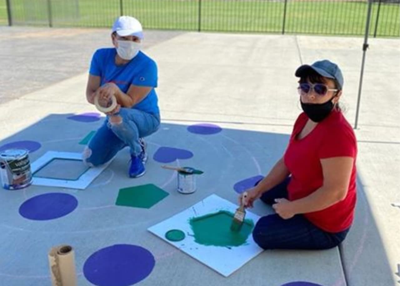 <b>El <a href="https://www.univision.com/shows/noticiero-univision/california-mantendra-sus-escuelas-cerradas-para-el-comienzo-del-nuevo-ano-escolar-video">inicio del año escolar</a> en California se realizará de forma completamente online</b>, a excepción de algunos condados del norte que no están en la lista de monitoreo estatal.