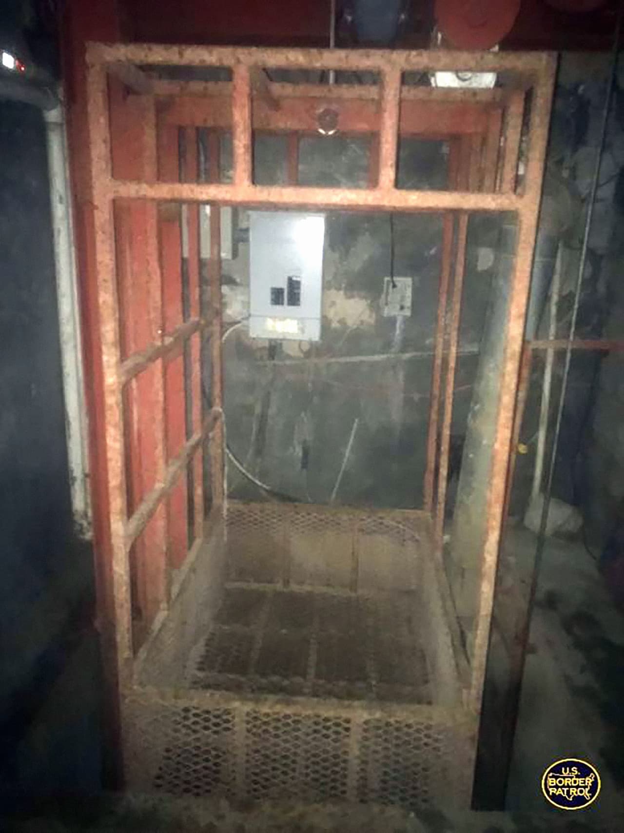 Se descubrió una rama del túnel principal a aproximadamente 3,529 pies en EEUU. Esta rama viajó varios pies y luego llegó a su fin sin llegar a la superficie. El túnel principal se extendió por otra cuadra de la ciudad, en cuyo punto los agentes descubrieron cientos de bolsas de arena que bloqueaban la supuesta salida del túnel en el distrito de almacenes Otay Mesa.