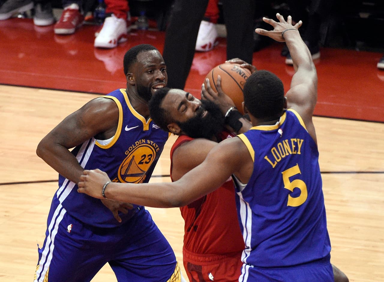 La defensa de Draymond Green (izquierda) y Kevon Looney (derecha) surtió efecto y James Harden no tuvo la comodidad usual para lanzar de tres puntos.