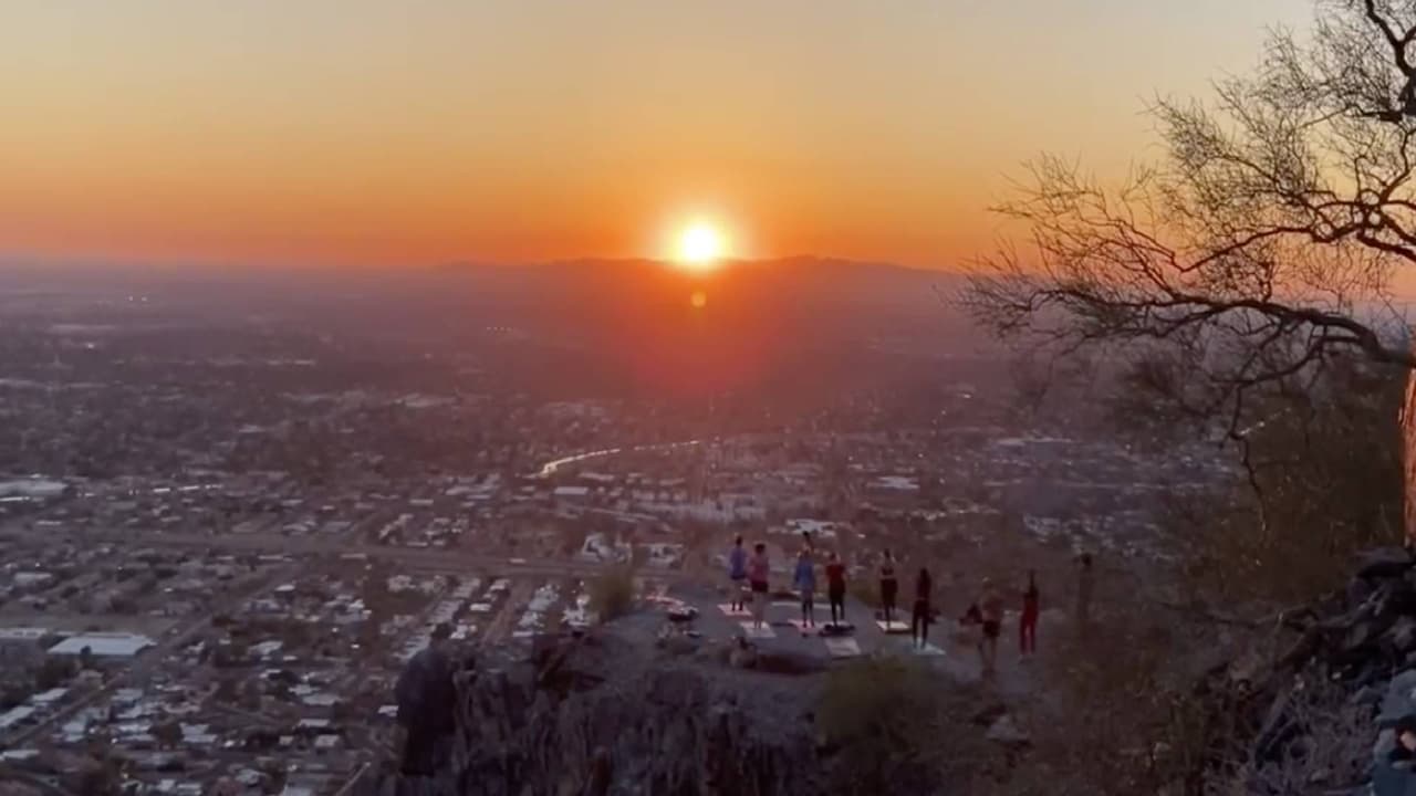 El reto de subir a esta montaña es más físico, pero también hay oportunidad de
<b><a href="https://www.univision.com/local/arizona-ktvw/me-ayuda-a-sentirme-mejor-mujeres-practican-yoga-en-la-montana-piestewa-video">hacer yoga</a></b>, que tiene una serie de beneficios.