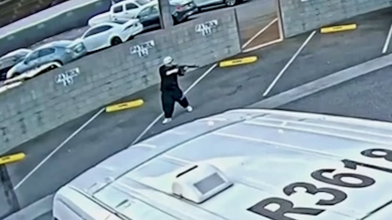 Captado en video: Hombre con rifle irrumpe en estacionamiento de la policía de Rialto