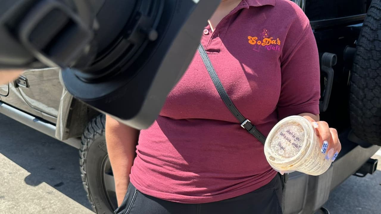 Blanca muestra el vaso de Starbucks con el mensaje escrito, frente a la tienda Target en Irving, Texas.