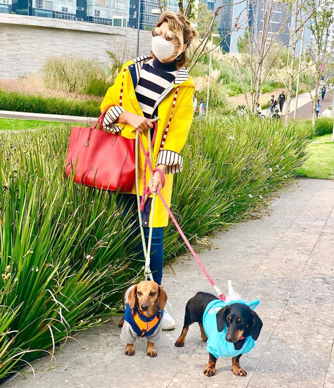 Junto a ella escribió: "¡Esto es algo serio! ¡Mis abrazos para todos los contagiados del mundo!", agregó los hashtags: "Que pare", "no al coronavirus", "que pare el contagio".