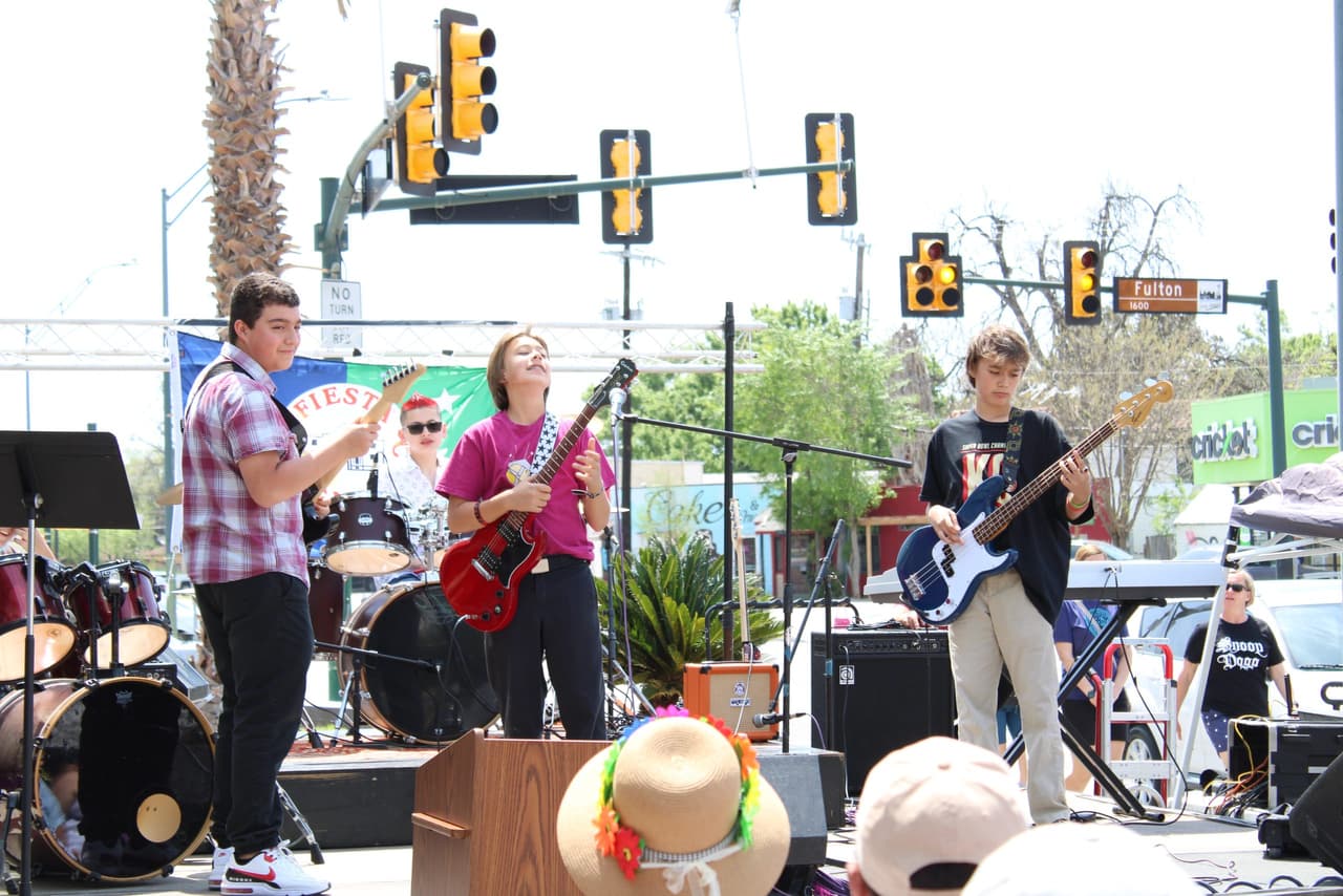 <h2 class="cms-H2-H2">DECO Fiesta</h2>
<br>
<ul>
<li class="li1">Cuándo: 27 de abril</li>
</ul>
<ul>
<li class="li1">Hora: 12:00 horas - 20:00 horas</li>
</ul>
<ul>
<li>Dónde: 211 Beal Street</li>
</ul>
<ul>
<li class="li1">Qué es: Una presentación de los artistas que pertenecieron a Network for Young Artists, una academia de arte y música sostenible.</li>
</ul>
<ul>
<li class="li1">Costo: Gratis</li>
</ul>