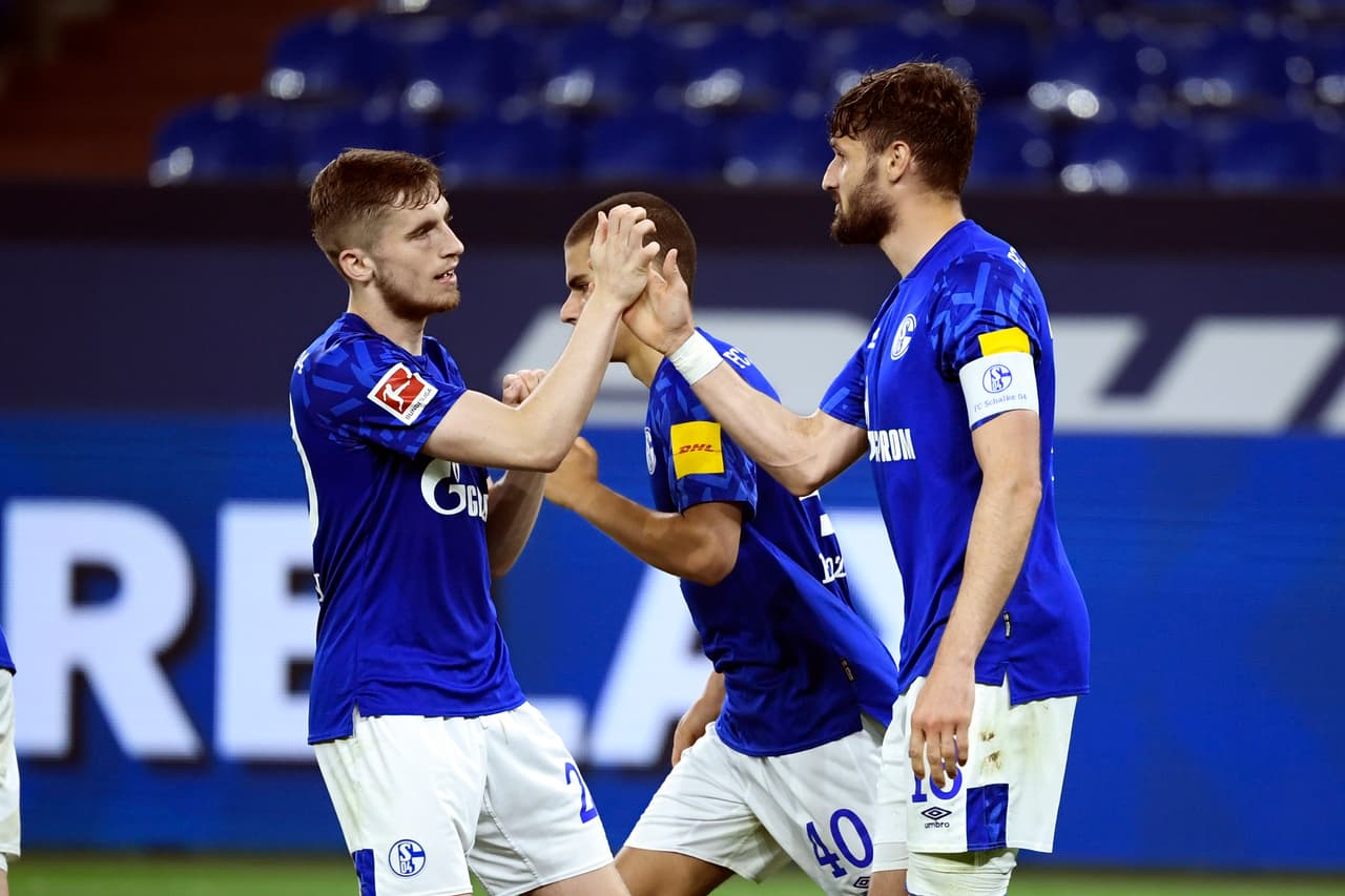 Los jugadores del Schalke festejan el tanto del encuentro.