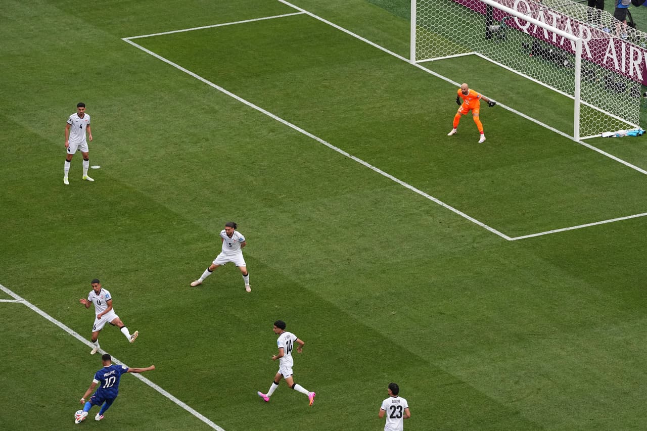 El francés Kylian Mbappé marca el primer gol de su equipo contra Irak durante el partido de fútbol del Grupo I de la Copa del Mundo en Filadelfia, el lunes 22 de junio de 2026.