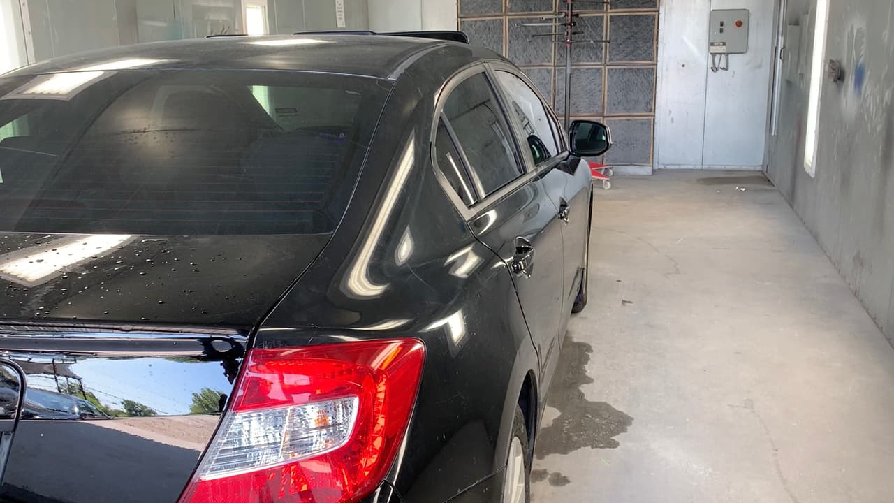 “También hay alarmas que puedes instalar para cerrar y abrir tu automóvil, hay alarmas que tienen un sensor que se activa cuando alguien se acerca, o que se activan con un pequeño golpe al carro”, explicó.