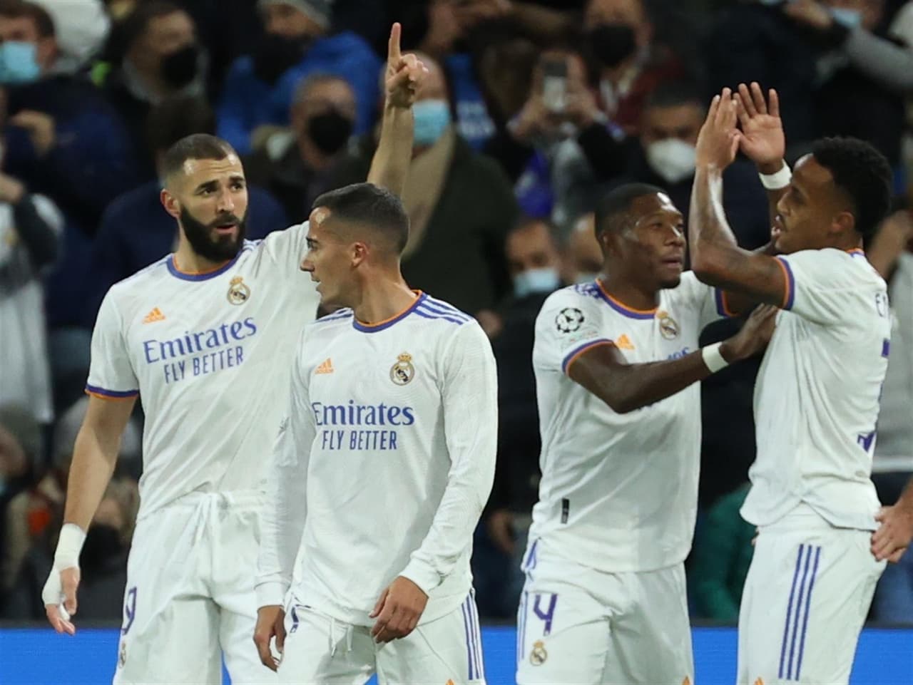 De la mano de Karim Benzema, el Real Madrid se impone ante el Shakhtar Donetsk con marcador de 2-1, durante la cuarta jornada de la Fase de Grupos en la UEFA Champions League. El único tanto del equipo visitante fue por parte de Fernando Dos Santos Pedro al 39'.