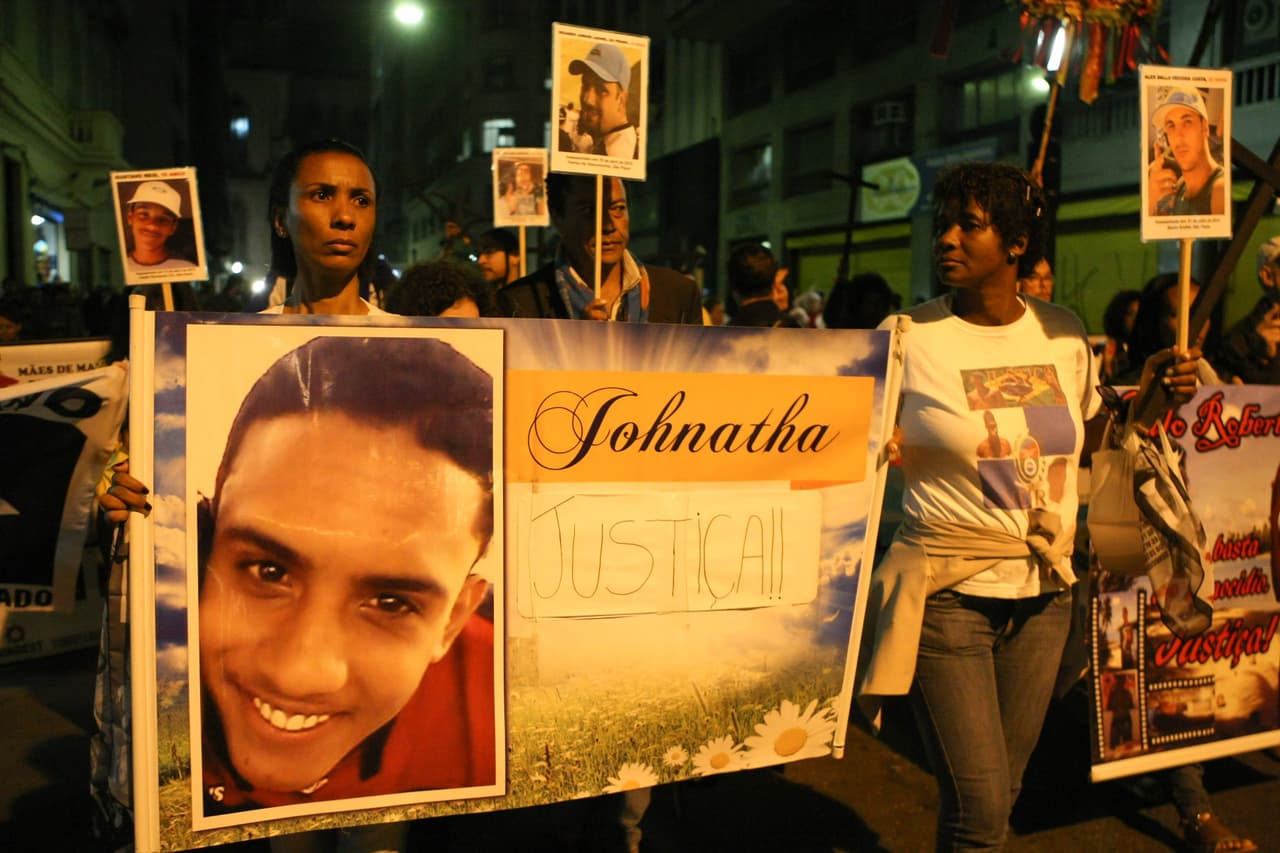 BRA14. SAO PAULO (BRASIL), 19/05/2015.- Manifestantes participan en un acto hoy, viernes 15 de mayo de 2015, en la Plaza Se en el centro de Sao Paulo (Brasil).- Las conocidas como "madres de mayo" de Brasil realizaron hoy en Sao Paulo un homenaje a las "víctimas del Estado", especialmente a aquellas que murieron a manos de la policía, dijeron hoy algunas de las participantes. Más de un centenar de integrantes del "Movimiento Independiente Madres de Mayo" se reunieron en la Plaza Sé, en el centro de la capital paulista, para denunciar el "genocidio de la población negra, pobre y periférica". EFE/Carlos Villalba R.