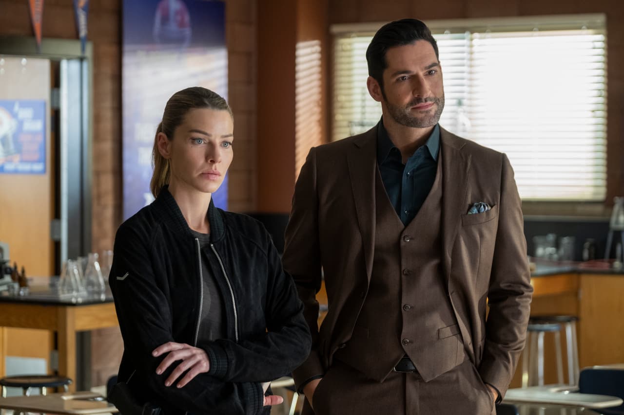 Lauren German como Chloe Decker y Tom Ellis como Lucifer Morningstar.