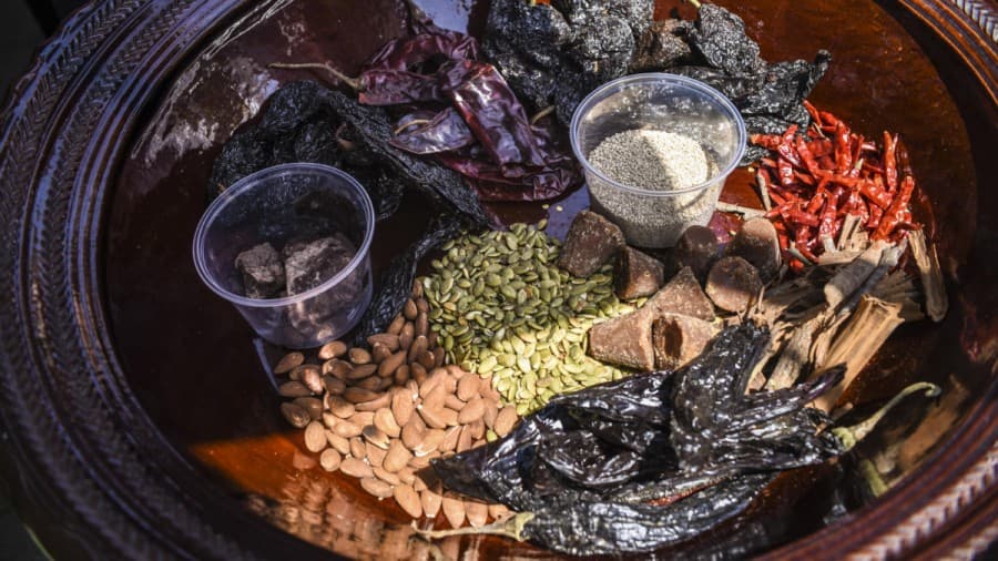 El mole, una salsa mexicana hecha típicamente con chiles, especias, nueces y chocolate, se sirve tradicionalmente sobre enchiladas y carnes.