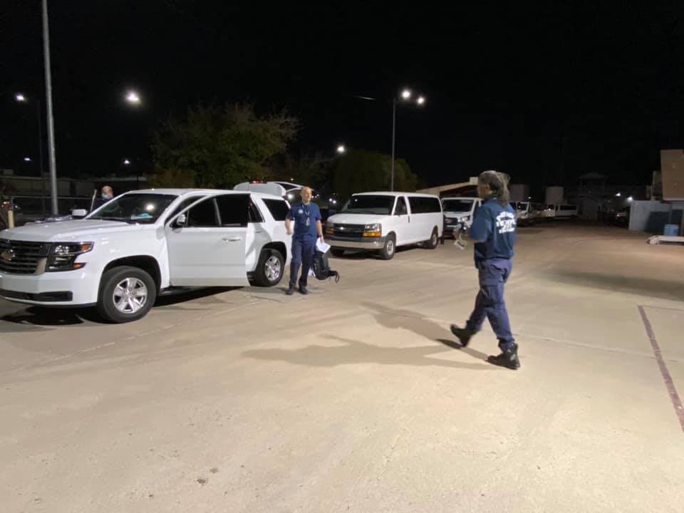 El Departamento de Bomberos de Phoenix confirmó que están enviando a 43 miembros y dos perros de búsqueda y rescate para que se unan a personas de otras agencias en Luisiana.
<br>