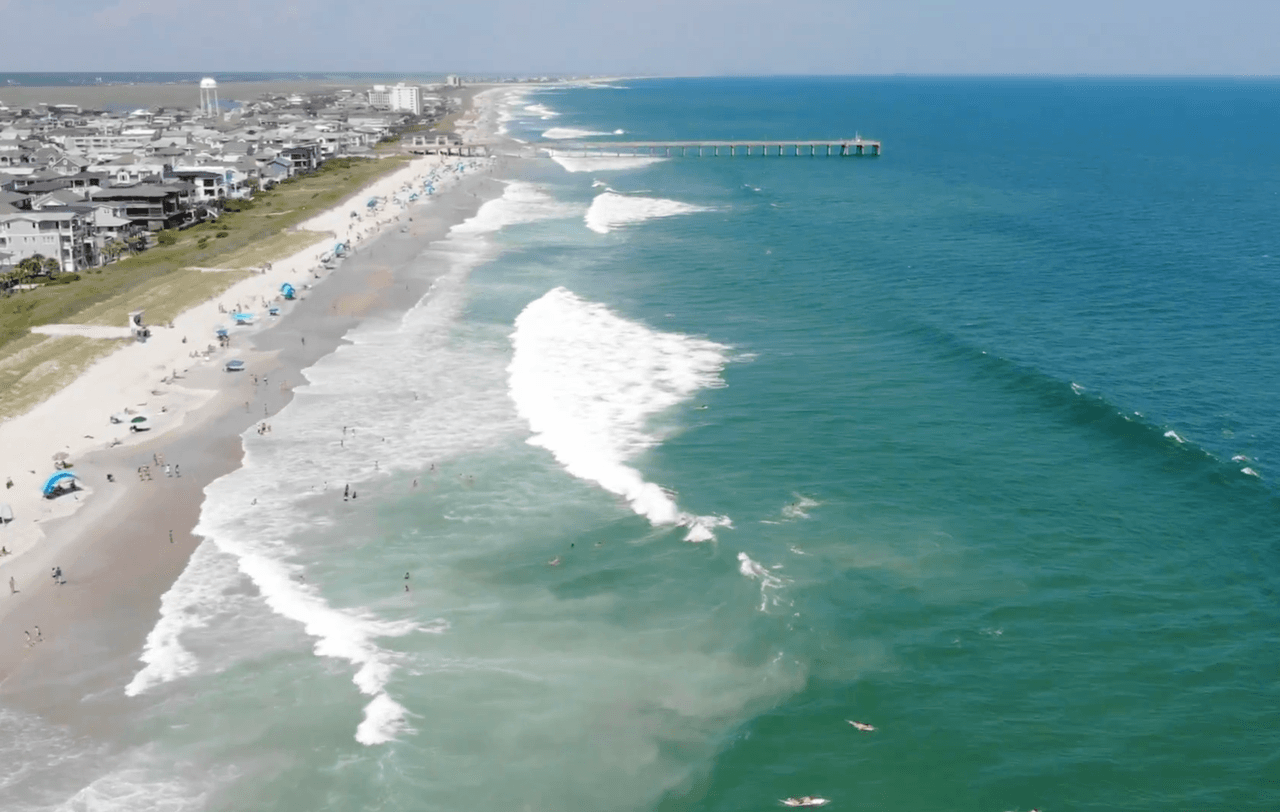 <a href="https://www.univision.com/temas/huracan-erin" target="_blank">El huracán Erin</a>
<b>no tocará tierra en Carolina del Norte</b>. Sin embargo, su trayectoria
<b>ha provocado <a href="https://www.univision.com/local/north-carolina-wuvc/huracan-erin-estado-emergencia-evacuaciones-condado-dare" target="_blank">evacuaciones obligatorias </a>en las islas de Hatteras y Ocracoke desde este lunes 18 de agosto.</b>
<br>
<br>Los efectos del huracán Erin comenzaron a sentirse en la costa de Carolina del Norte
<b>desde la tarde del lunes. </b>
<br>
<br>El NWS de Wilmington reportó
<b>numerosas y fuertes corrientes de resaca en Wrightsville Beach.</b>
<br>
<br>
<a href="https://x.com/NWSRaleigh/status/1957621209085981180" target="_blank">En un video compartido en sus redes sociales </a>“se puede ver claramente cómo la arena se arrastra hacia el mar entre las olas rompientes”, indicaron.
<br>
<br>La tarde de este lunes,
<b>se realizaron entre 60 y 70 rescates por corrientes de resaca</b>, indicó el NWS.