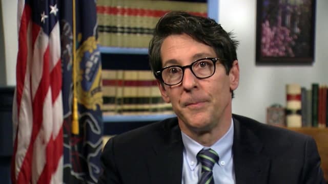 El tesorero de Pensilvania, Joe Torsella, concede y felicita a la republicana Stacy Garrity