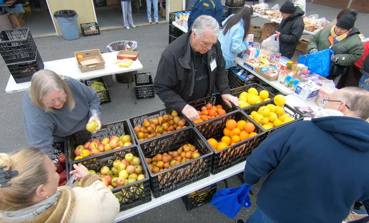 <b>Family Assistance – Society of St. Vincent de Paul</b>
<br>Distribuye alimentos no perecederos entre otras asistencias para las personas de bajos recursos. Cuenta con al menos seis ubicaciones que ofrecen diversos servicios que puedes consultar a través de su
<a href="https://www.svdp-sacramento.org/" target="_blank">página web</a>, o bien llamando al 279-345-2362.
