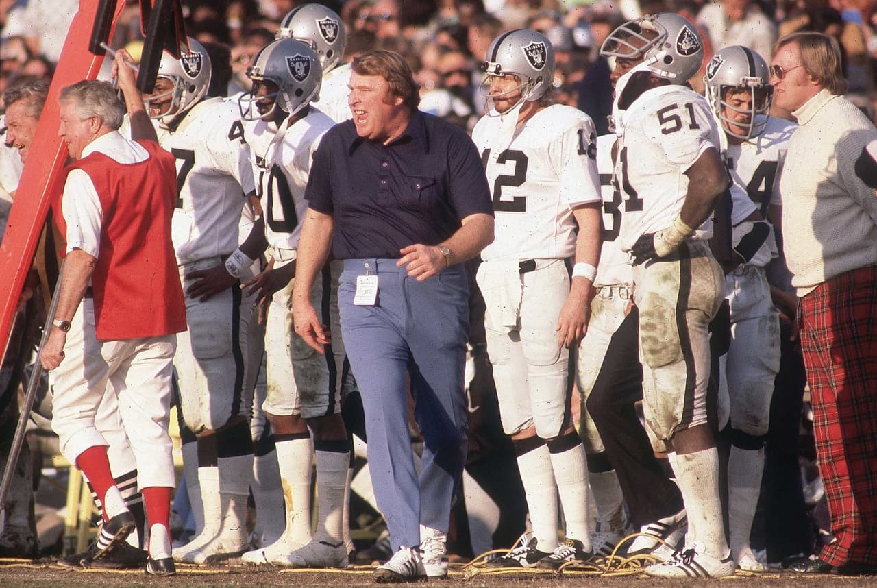 El mayor logro en la trayectoria de John Madden llegó en la Temporada de 1976 cuando finalizaron con marca ganadora de 16-1, finalmente superaron a los Steelers en la Final de Conferencia (24-7) y se instalaron en la disputa por el Super Bowl ante los Minnesota Vikings.