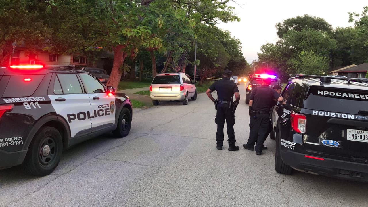 Arrestan a dos oficiales de la policía de Houston; uno por agredir a su novia y el otro por conducir ebrio