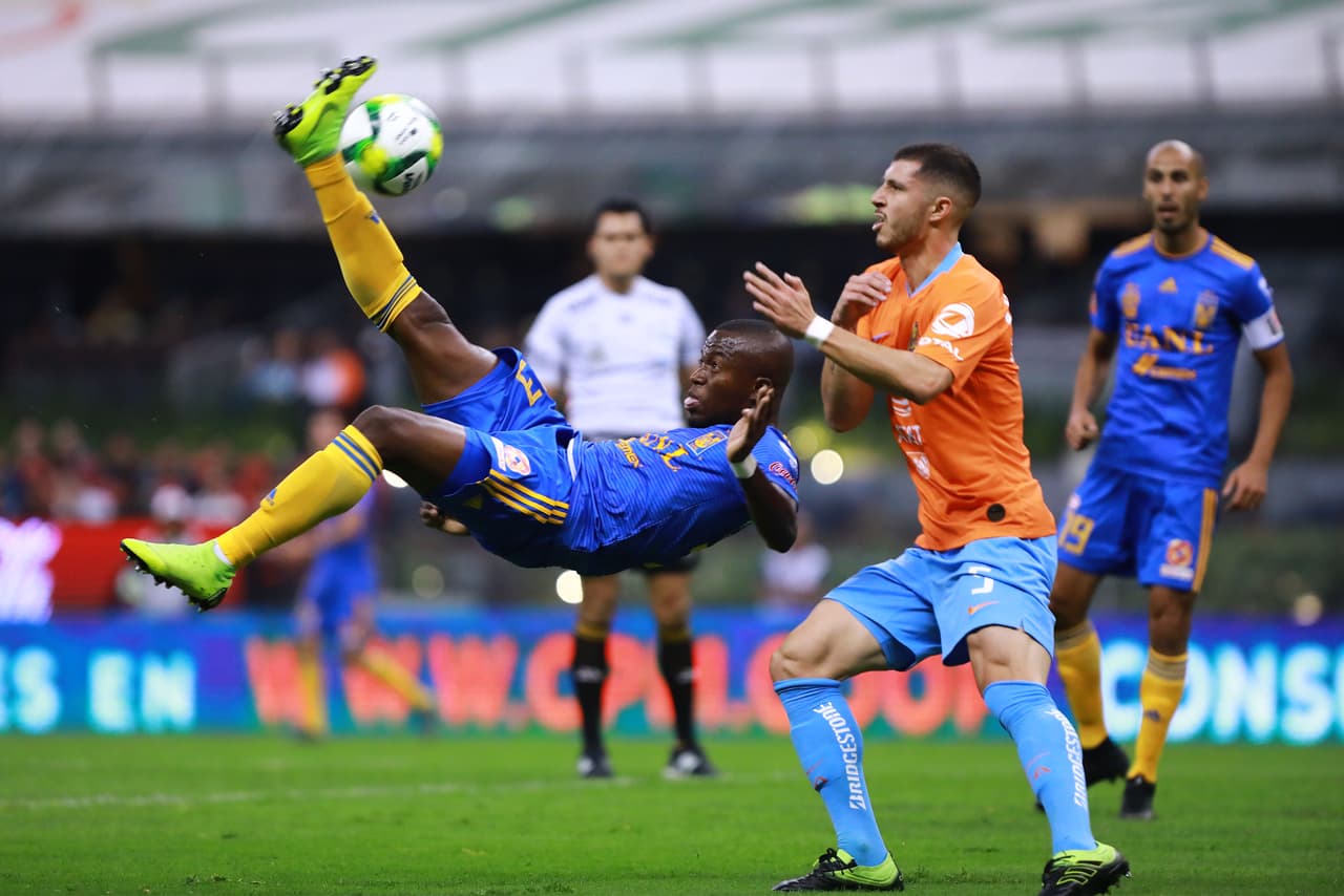El ecuatoriano Enner Valencia (izquierda) impulsó a Tigres en busca del empate en el primer tiempo.