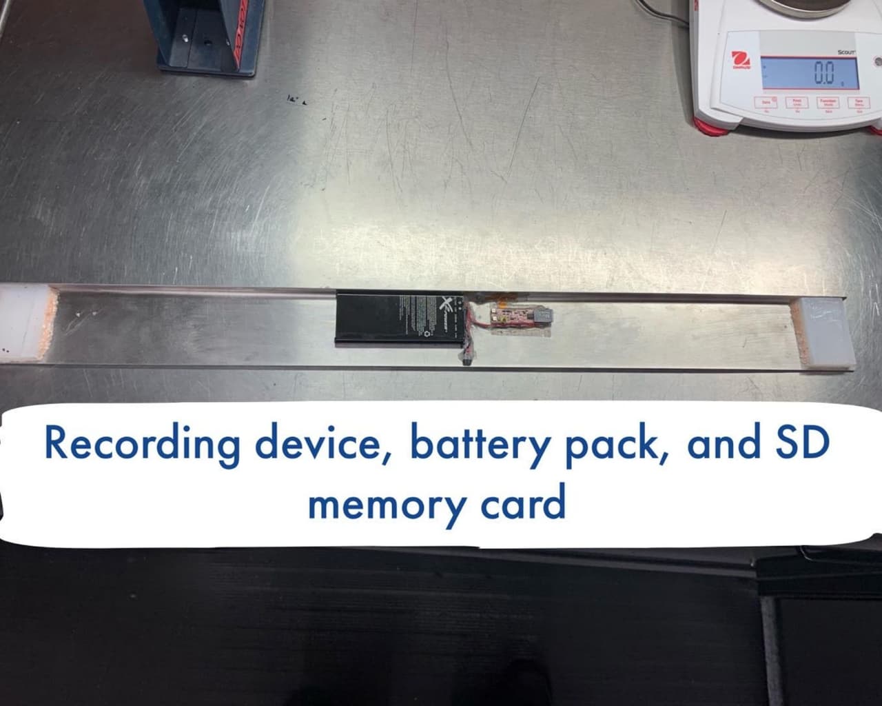 El espejo ocultaba una cámara con un agujero que fue diseñada para registrar transacciones bancarias, números de tarjeta y códigos PIN del cliente.
<br>