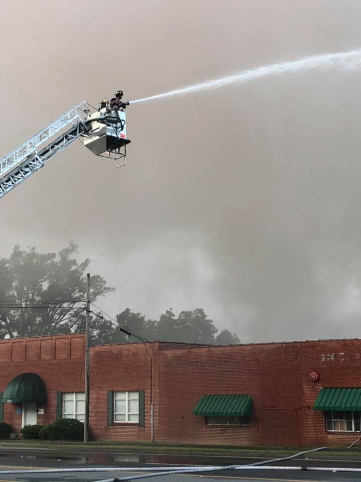 <b><a href="https://www.gordongazettega.com/" target="_blank">Según el periódico local Gordon Gazette</a></b>, el incendio se registró en la empresa DHM Adhesives y al menos una persona habría resultado con quemaduras.