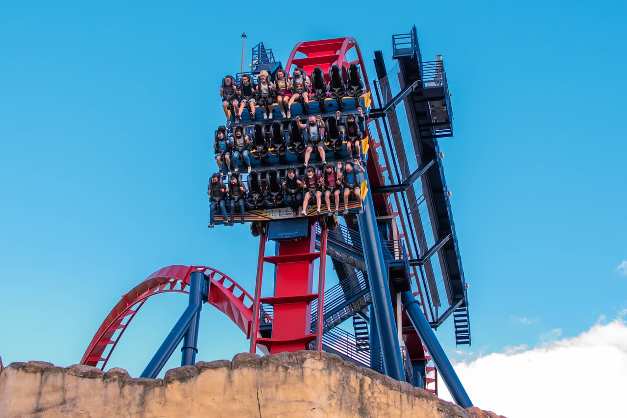 <b>Los 10 parques de atracciones más caros de mundo:</b>
<br>
<br>
<b>Puesto 10. Busch Gardens Tampa Bay</b>
<br>
<br>Número de atracciones: 27
<br>
<br>Costo por atracción: 4.16 dólares
<br>
<br>Ubicación: Tampa, Florida
<br>
<br>Este parque combina atracciones mecánicas para adultos y niños con entretenimiento en vivo. Alberga más de 12,000 animales que pueden ser vistos
<a href="https://www.facebook.com/BuschGardensTampaBay/"><u>en sus paseos estilo safari africano</u></a>.