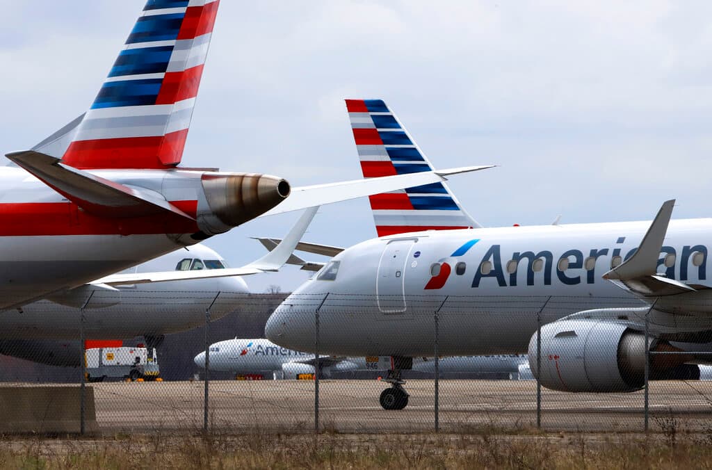 Pasajero de American Airlines es atado con cinta adhesiva y obliga a desviar un vuelo de Dallas a Newark