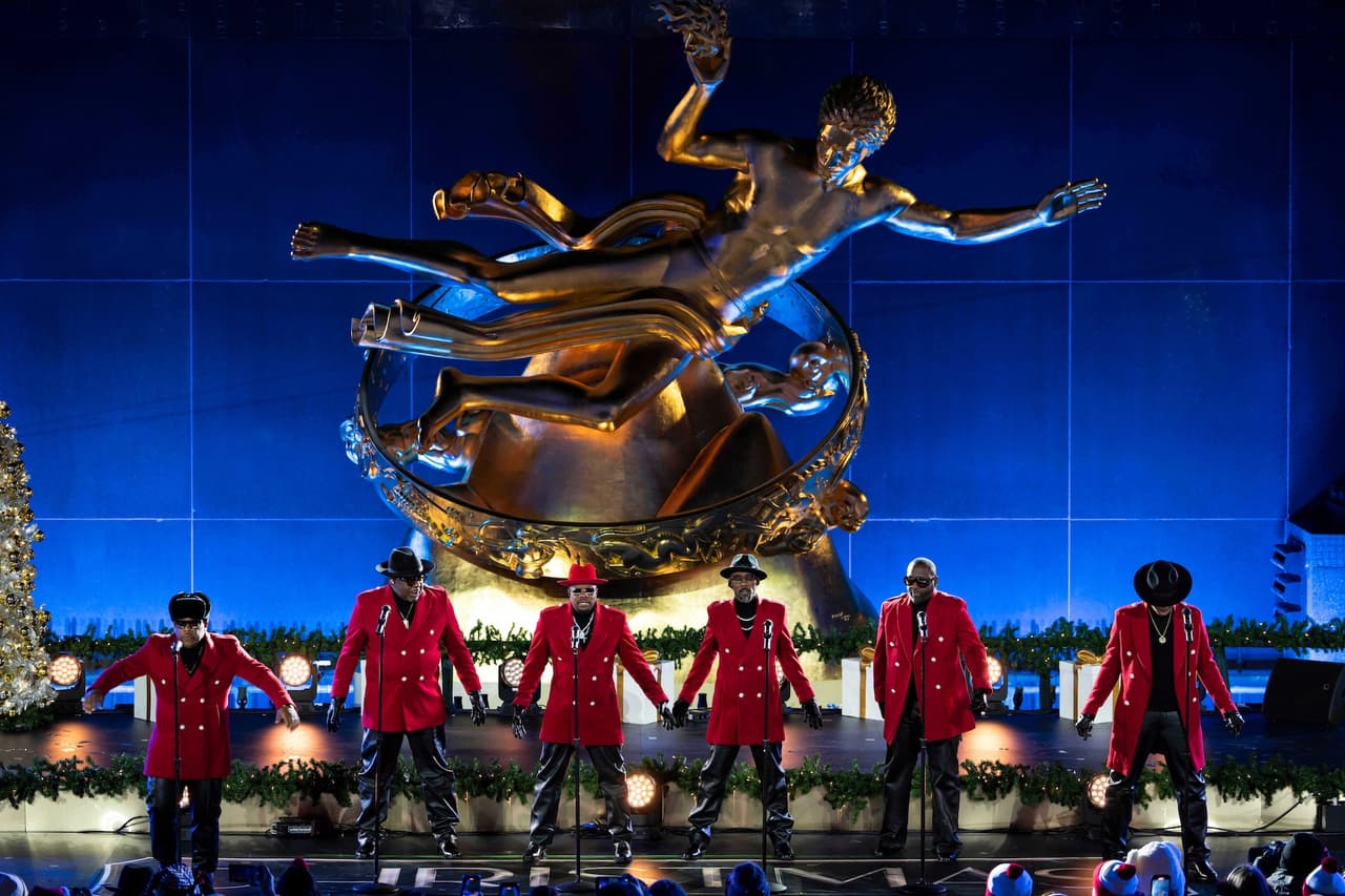 Expertos en turismo aconsejan visitar el árbol entre semana en horarios nocturnos, cuando disminuye la afluencia de turistas y se facilita recorrer la plaza y capturar fotografías sin las aglomeraciones típicas del fin de semana.