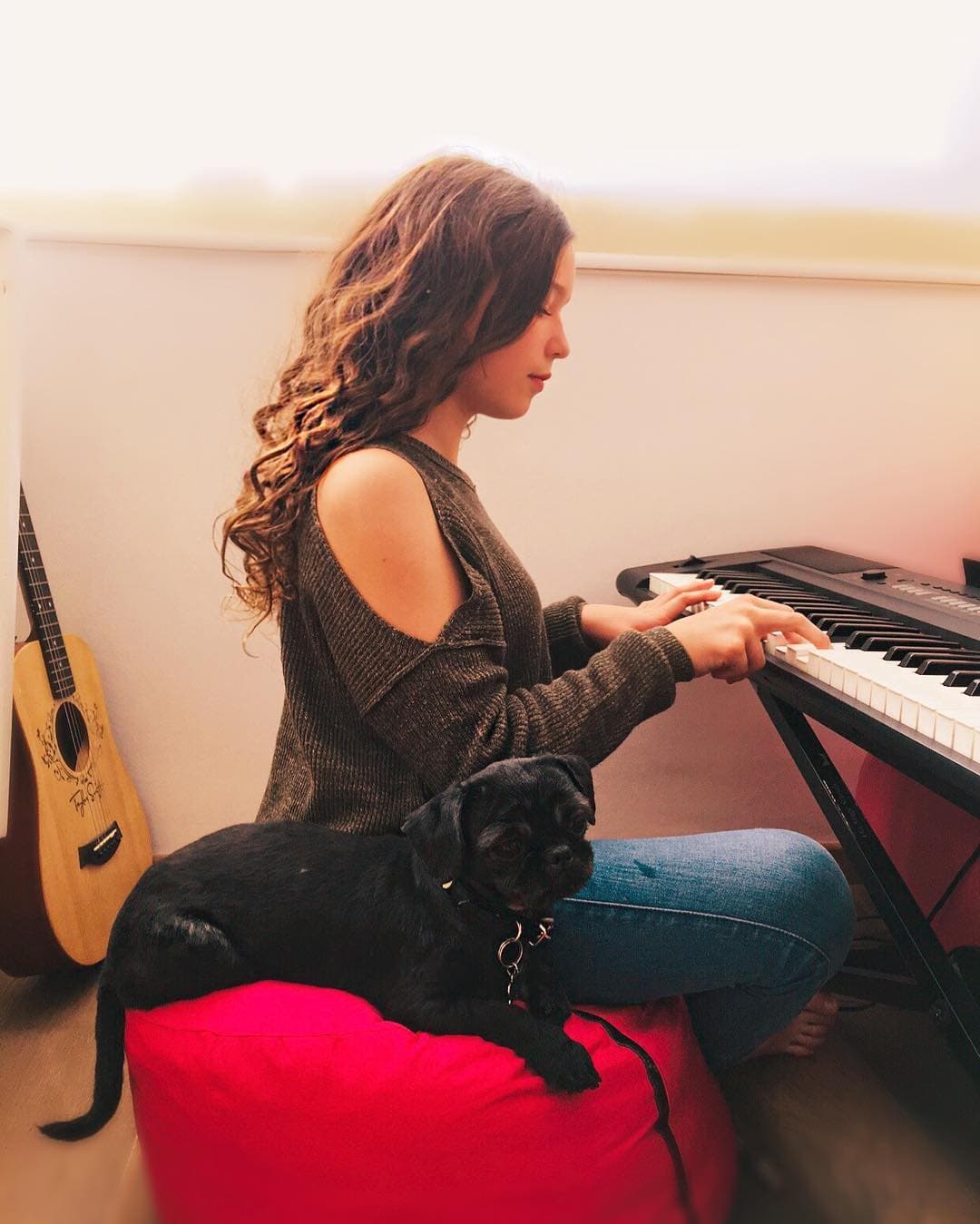 Mía tiene conocimientos para tocar la guitarra, el piano y el violín.