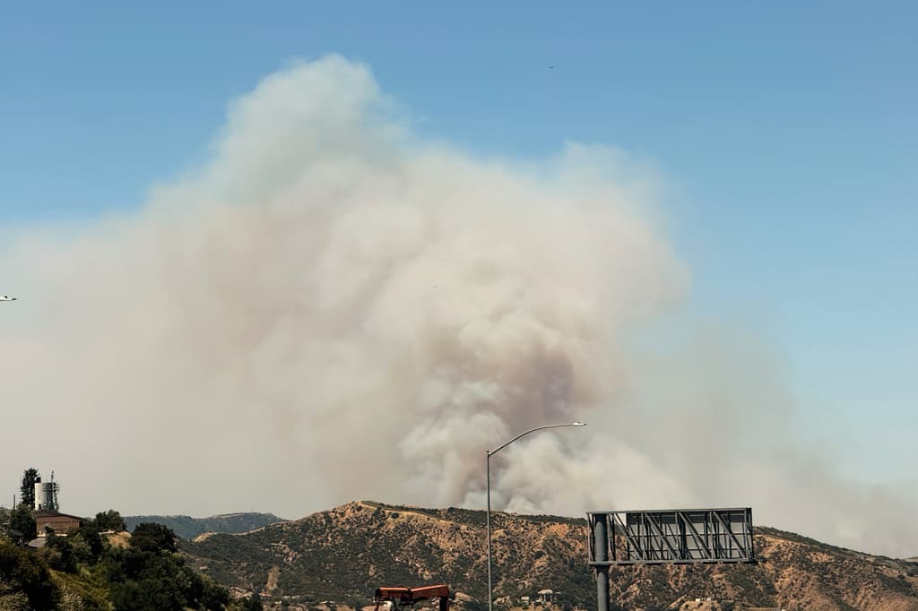 Un incendio, bautizado en el condado de Ventura como el Sandy Fire, se originó durante la mañana del lunes, 18 de mayo, cerca de la cuadra 600 de Sandy Avenue, en Simi Valley. En menos de dos horas, las llamas se habían extendido por más de 180 acres.