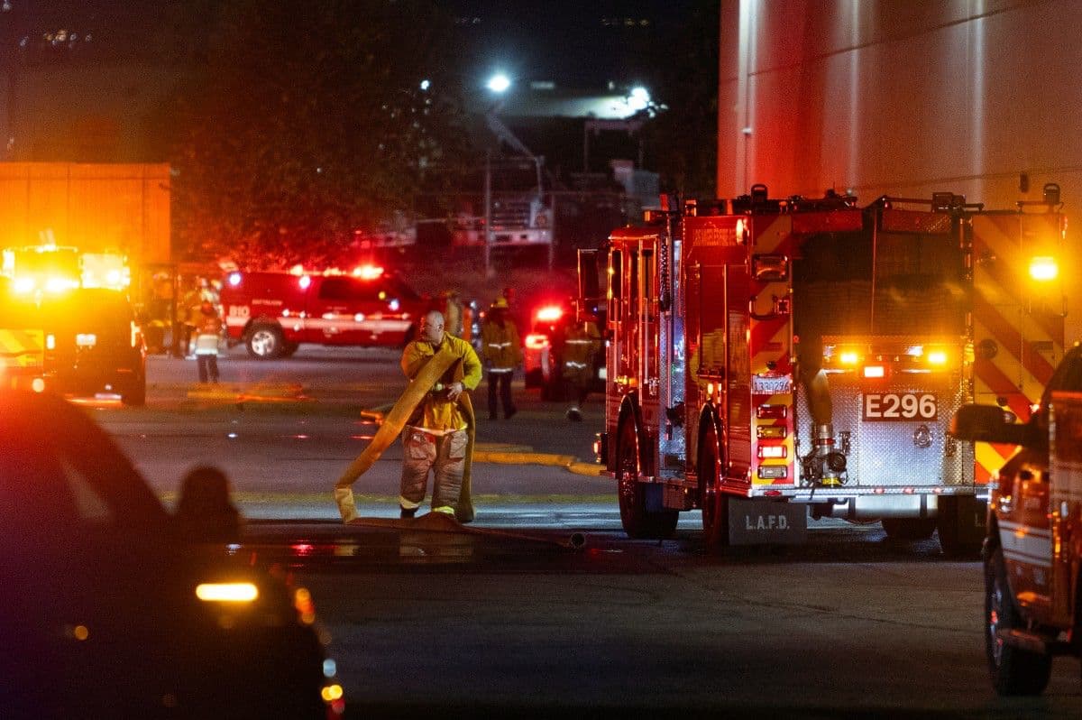 Tres personas murieron y una fue hospitalizada después de que el helicóptero se estrellara entre dos edificios comerciales y se incendiara de inmediato, según el Departamento de Bomberos de Los Ángeles.