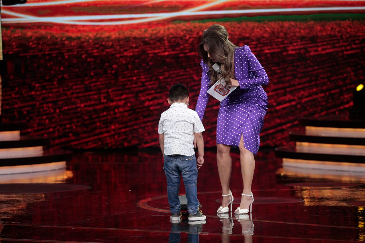 El pequeño demostró su respeto por la patineta, por lo que Galilea Montijo, sin pensarlo, decidió ayudarlo.