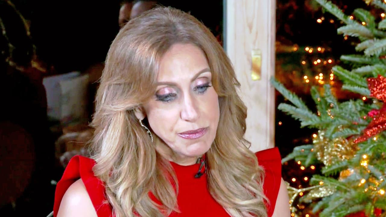 La presentadora relató el pasado 24 de septiembre que, además del drama familiar que suponía la revelación de una infidelidad,
<b><a href="https://www.univision.com/shows/el-gordo-y-la-flaca/para-detener-un-chantaje-lili-estefan-confiesa-que-compro-las-fotos-de-su-esposo-con-otra-mujer-video">estaban siendo chantajeados</a></b>. El dueño de las fotos les estaba pidiendo "extremadamente mucho dinero" por las instantáneas que además estaba ofreciendo a medios de comunicación, incluido el propio show El Gordo y la Flaca.